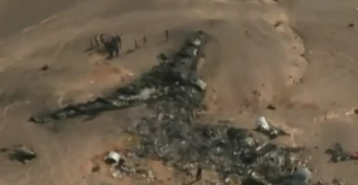 Ruské letadlo spadlo po výbuchu bomby, potvrdila Moskva