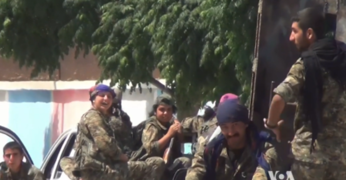 Kurdové jsou 20 km od Rakky. Připravují se k boji