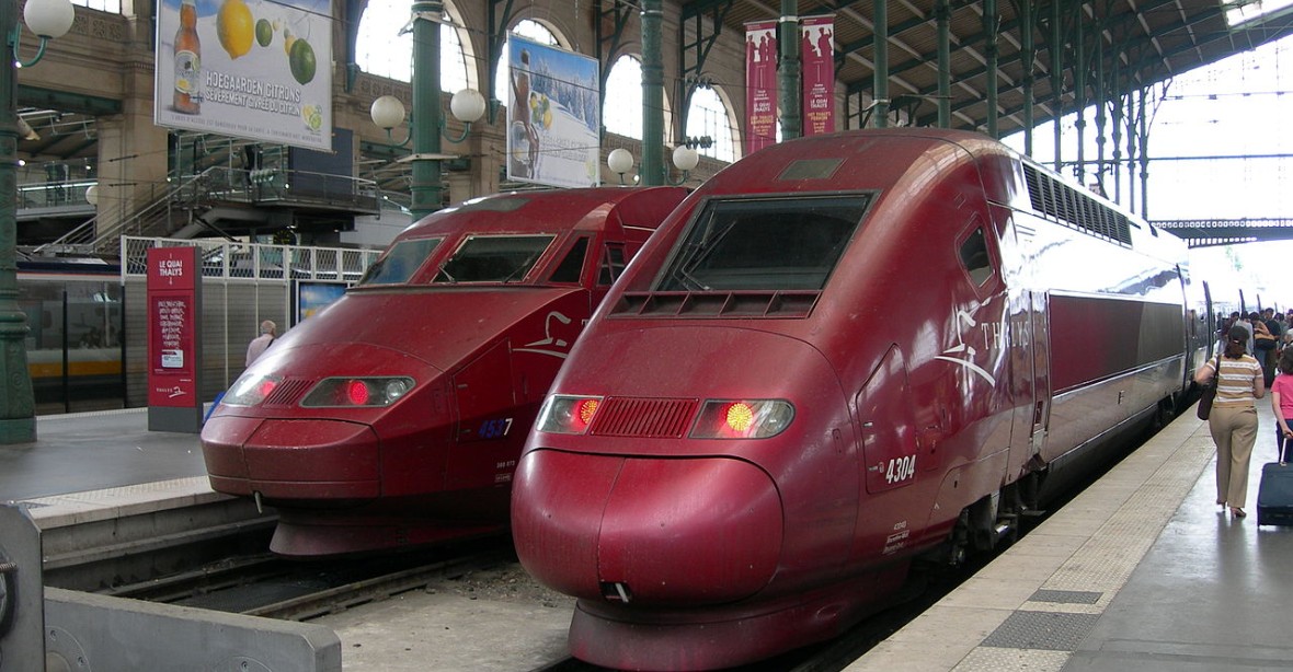 Francie přiostřuje: Zavede na železnici a v MHD prohlídky jako v letedle