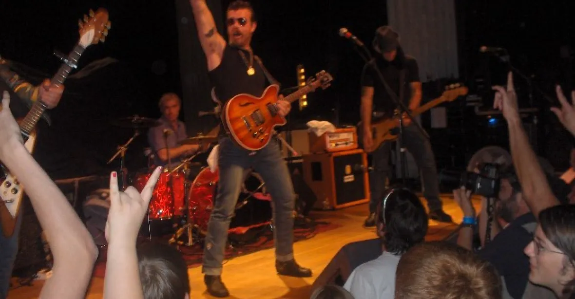 Eagles of Death Metal zahrají s U2. V Paříži, tři týdny od tragédie
