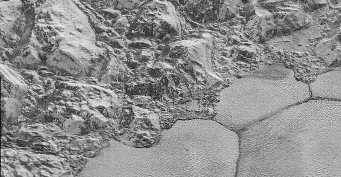 Hory, údolí, ledovce. NASA zveřejnila detailní snímky z Pluta