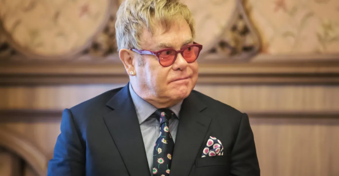 Eltona Johna šokoval terorismus, zahraje proto v Osvětimi