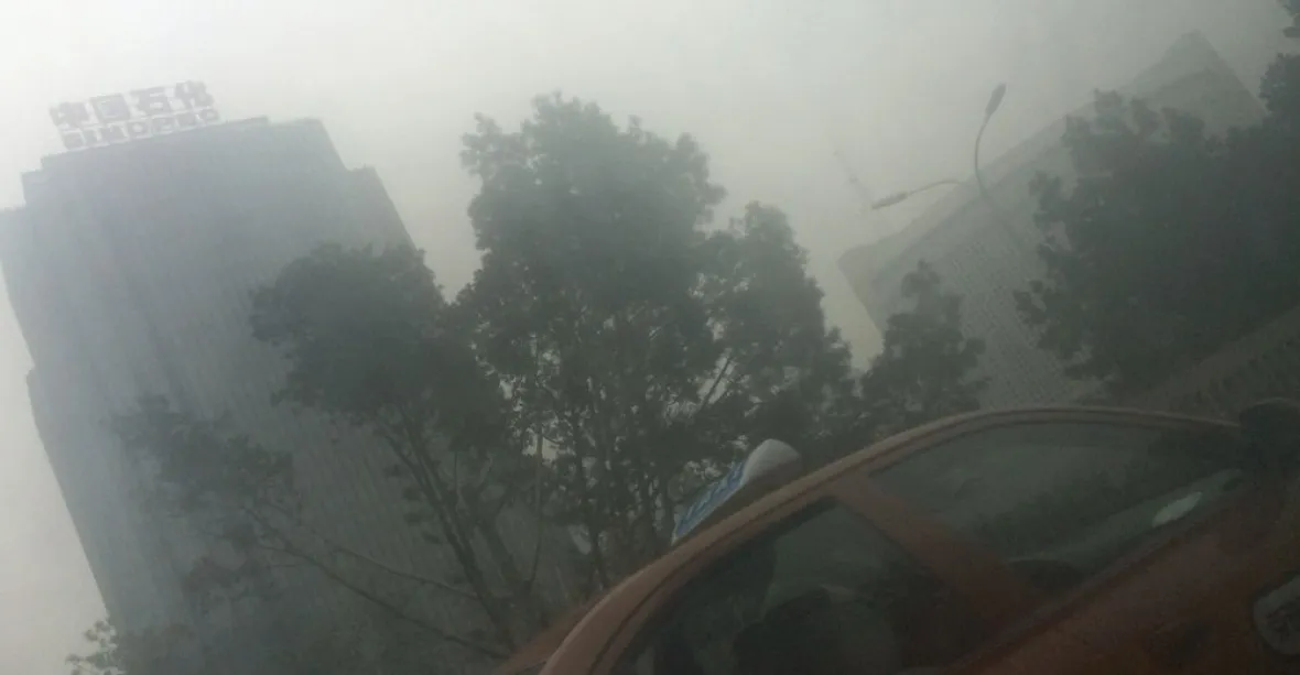 Život v Pekingu zastavil smog. Zavřeny jsou školy i továrny