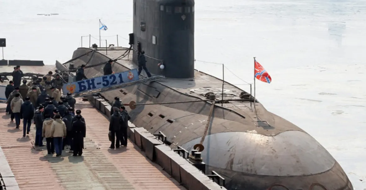 Rusové připluli s ponorkou a už pálí na islamisty rakety