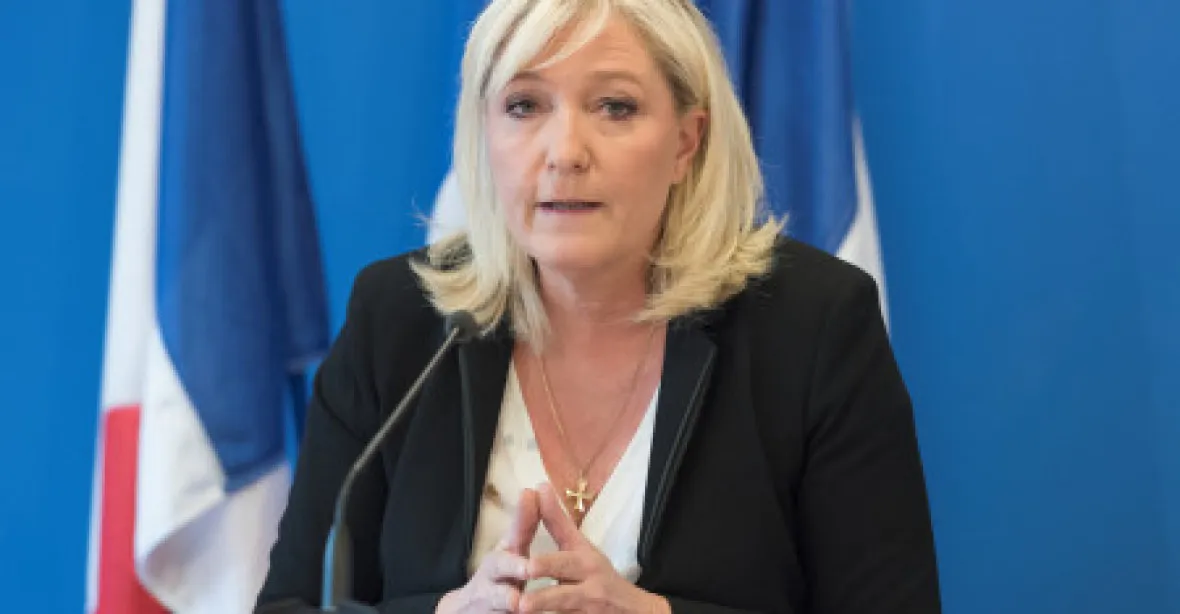 Všichni proti Frontě: Obě Le Penové čeká porážka, tvrdí průzkum