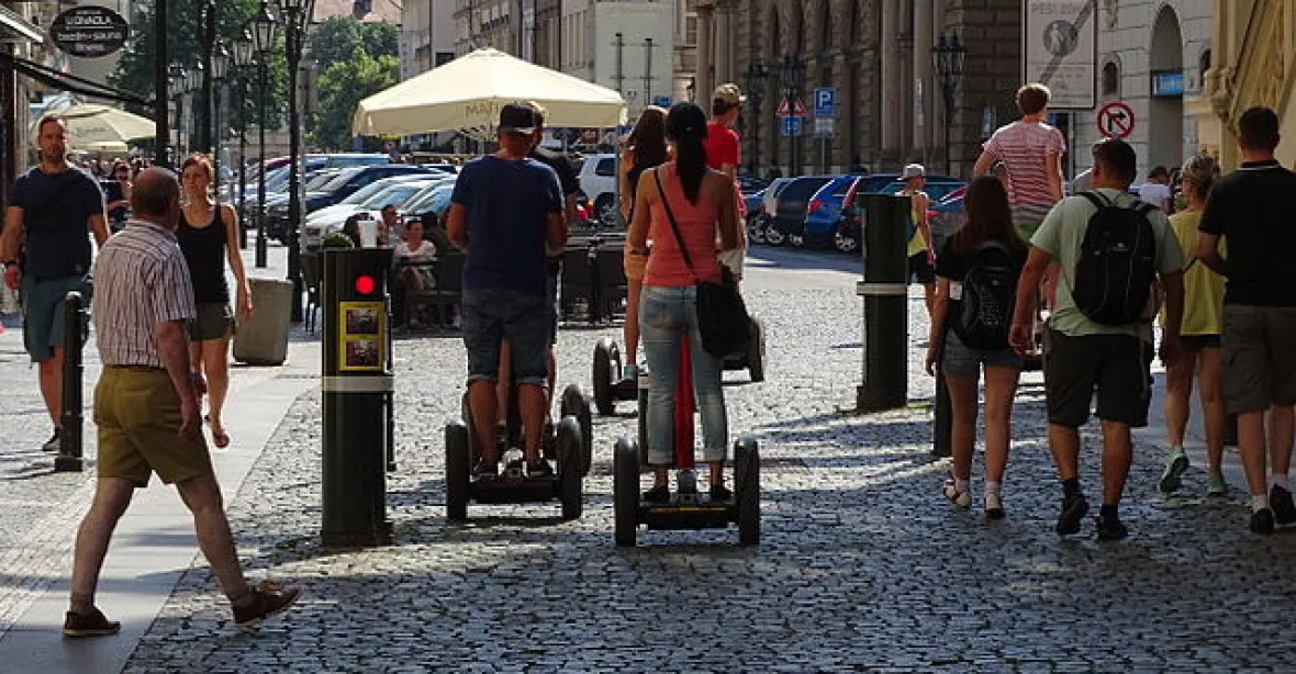 Konec segwayů v Praze. Značky zarazí lidi na kolečkách