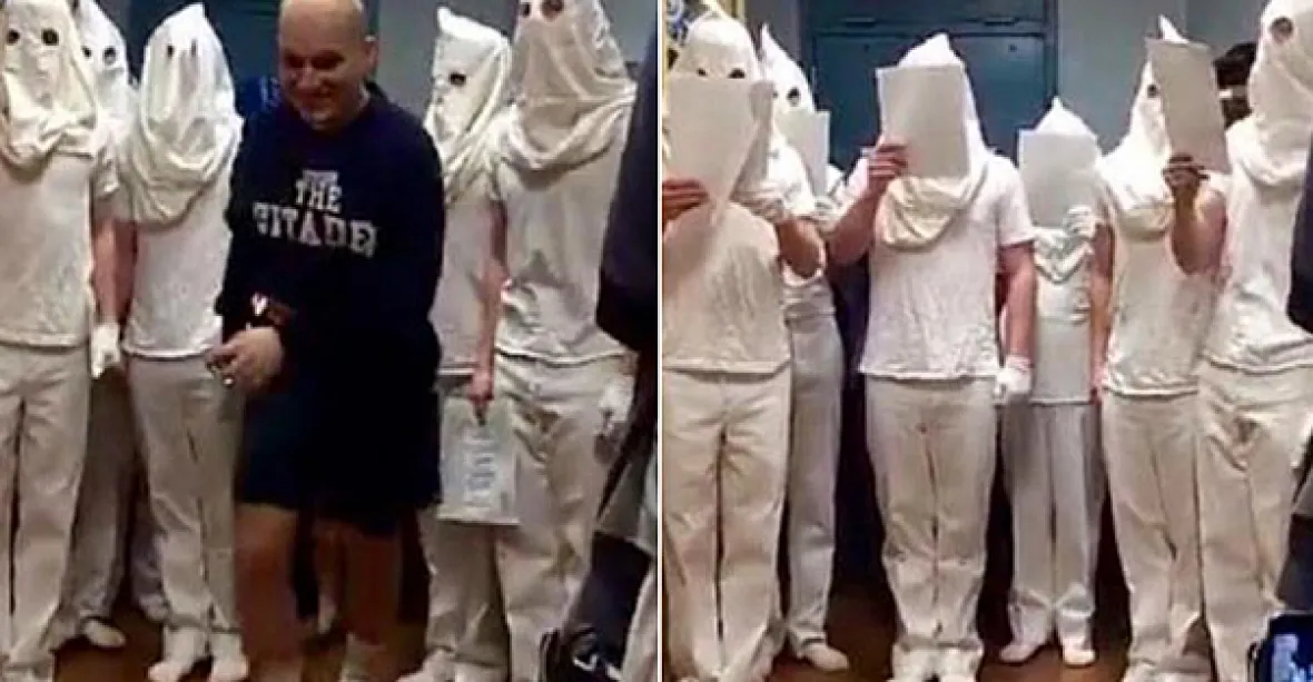 Studenti v maskách Ku Klux Klanu nacvičovali koledy, škola je vyloučila