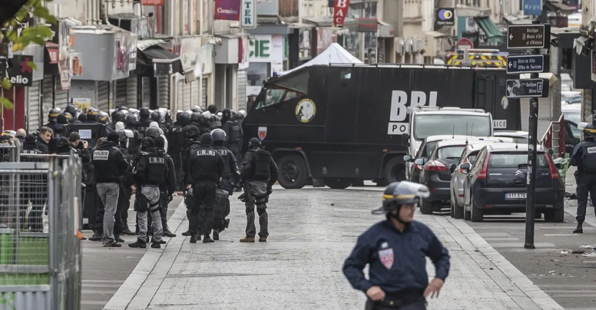 V Paříži zadrželi muže podezřelého z teroristických útoků