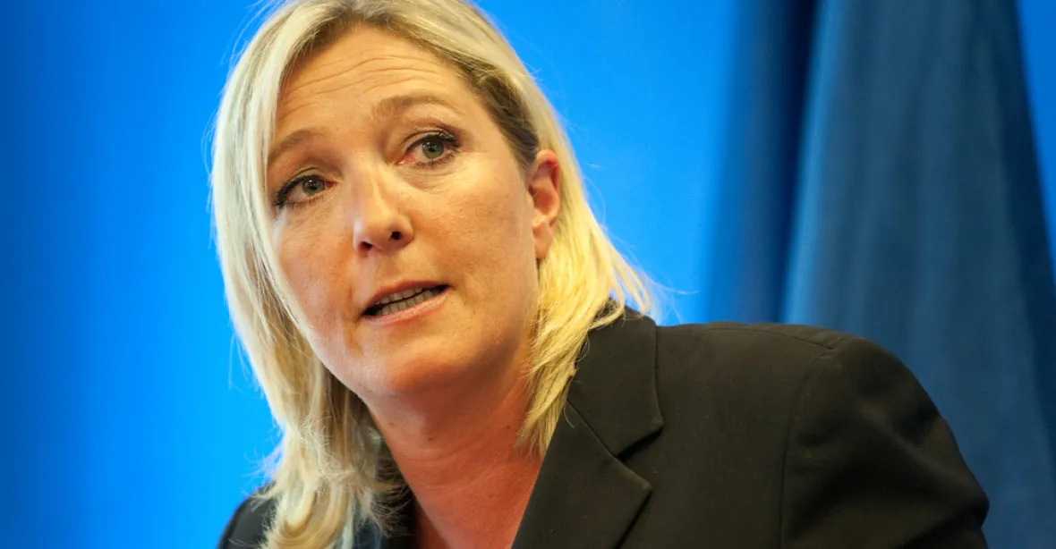 Le Penová zveřejnila na Twitteru kruté násilí IS. Už ji vyšetřují