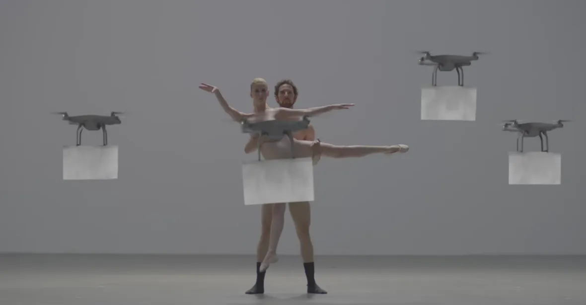 Balet budoucnosti. Nahá těla tanečníků zakrývají jen drony