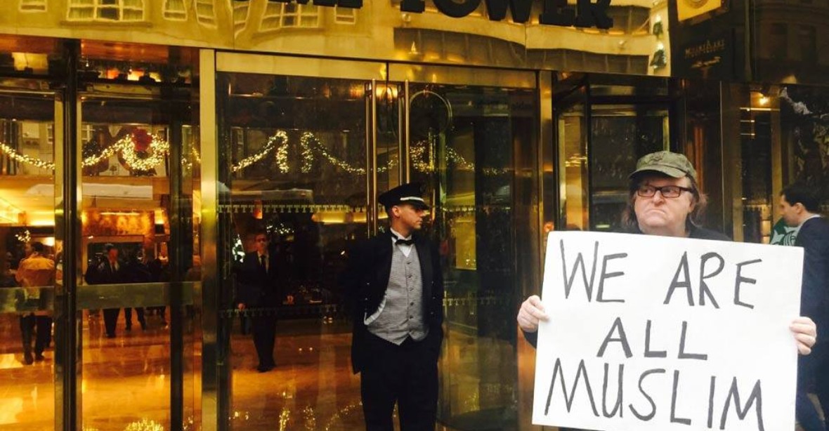 Všichni jsme muslimové, protestoval Moore u Trump Tower