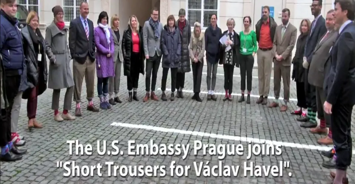‚Máme krátké kalhoty.‘ Americká ambasáda se oblékla ‚na Havla‘