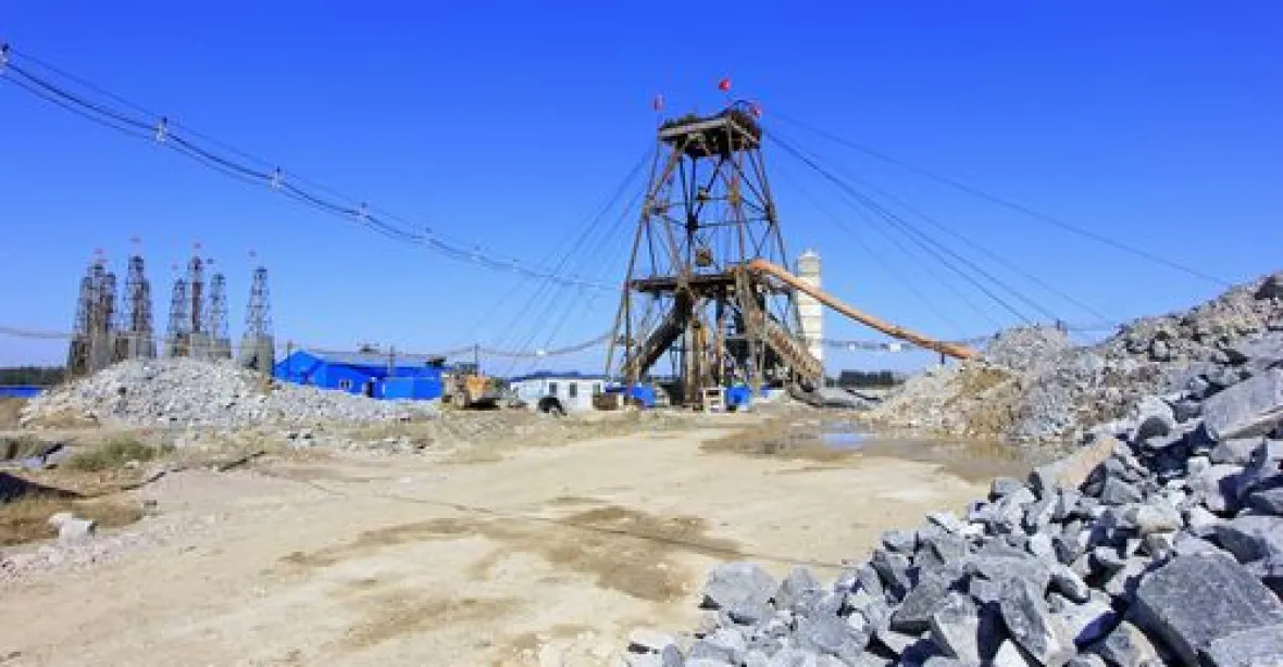 V čínském dole na sádrovec bylo zavaleno 25 horníků