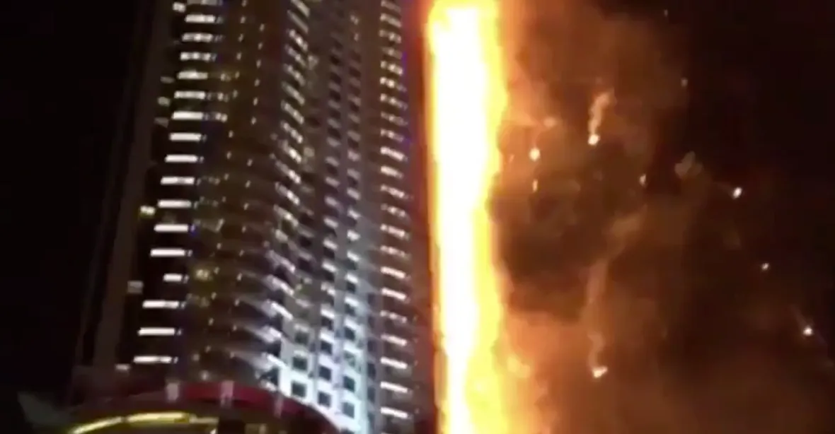 V centru Dubaje hořel luxusní hotel. Hosté vyvázli