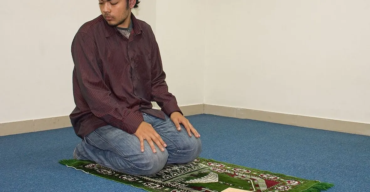Spor o pauzy na modlení skončil vyhazovem 190 muslimů