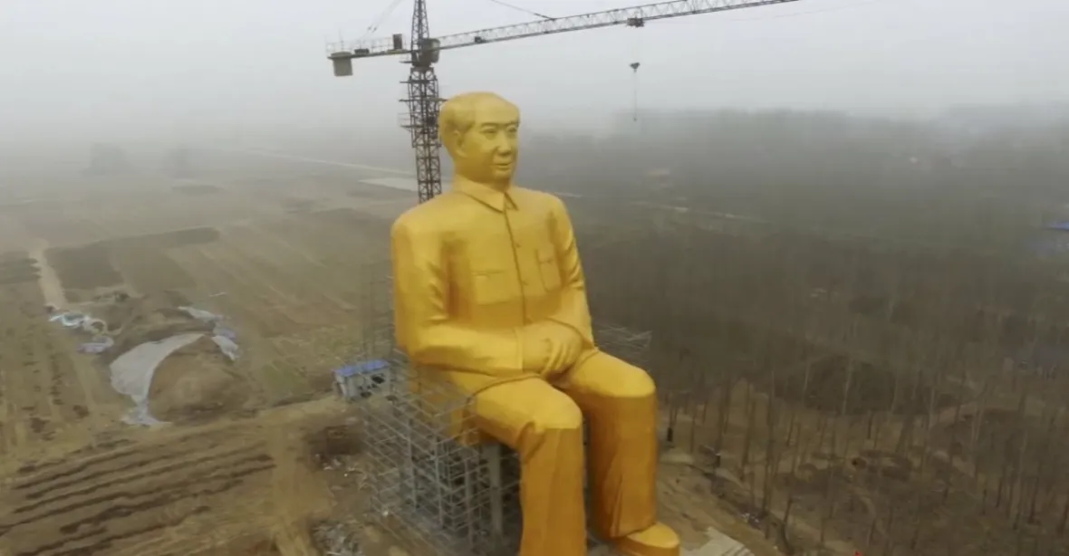 Mao Ce-tung má kolosální sochu. Zlatá barva, 36 metrů výšky