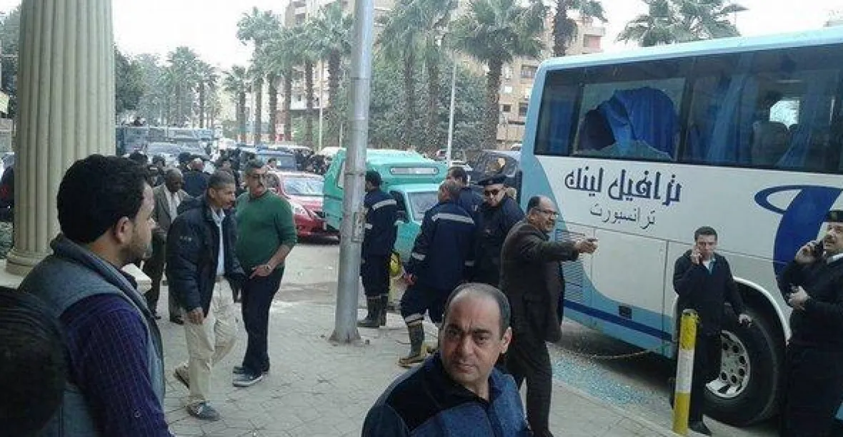 Maskovaní ozbrojenci zaútočili na turisty u hotelu v Gíze