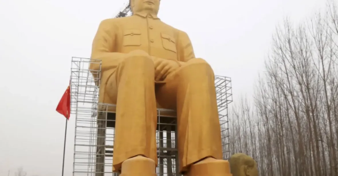 Čína boří čerstvě postavenou sochu Mao Ce-tunga