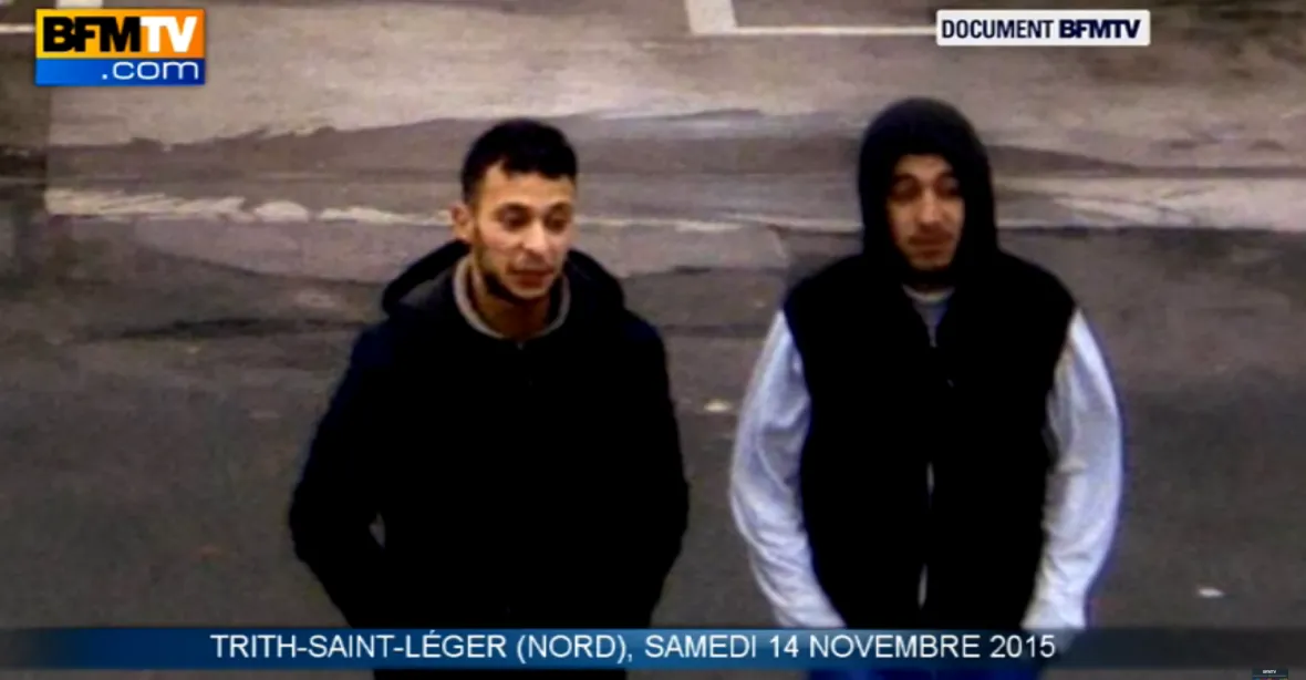 Terorista z Paříže po útocích v klidu nakupoval. TV přinesla první záběry