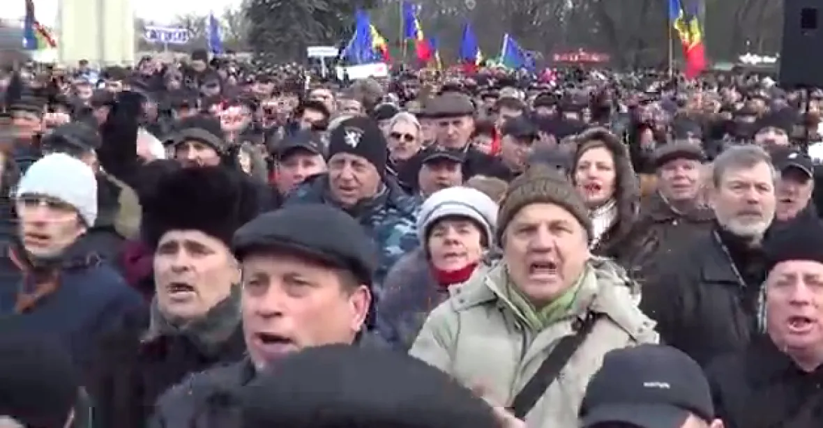 ‚Pryč s parlamentem.‘ V Moldavsku stále protestují tisíce lidí