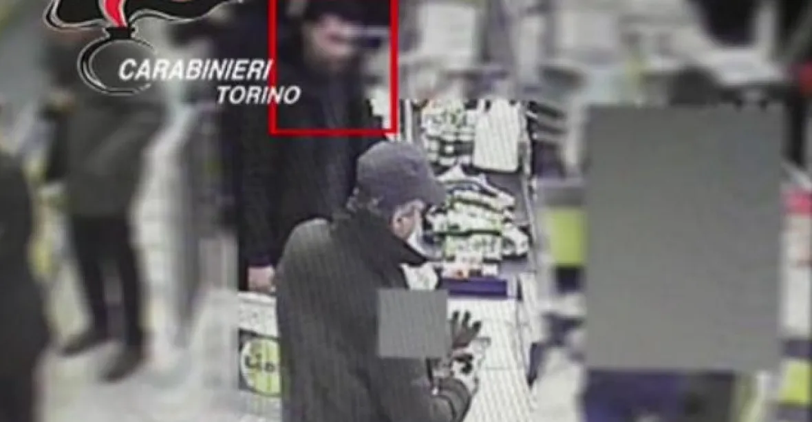 VIDEO: Uprchlík zabránil loupeži v obchodě. Vysloužil si trvalý pobyt