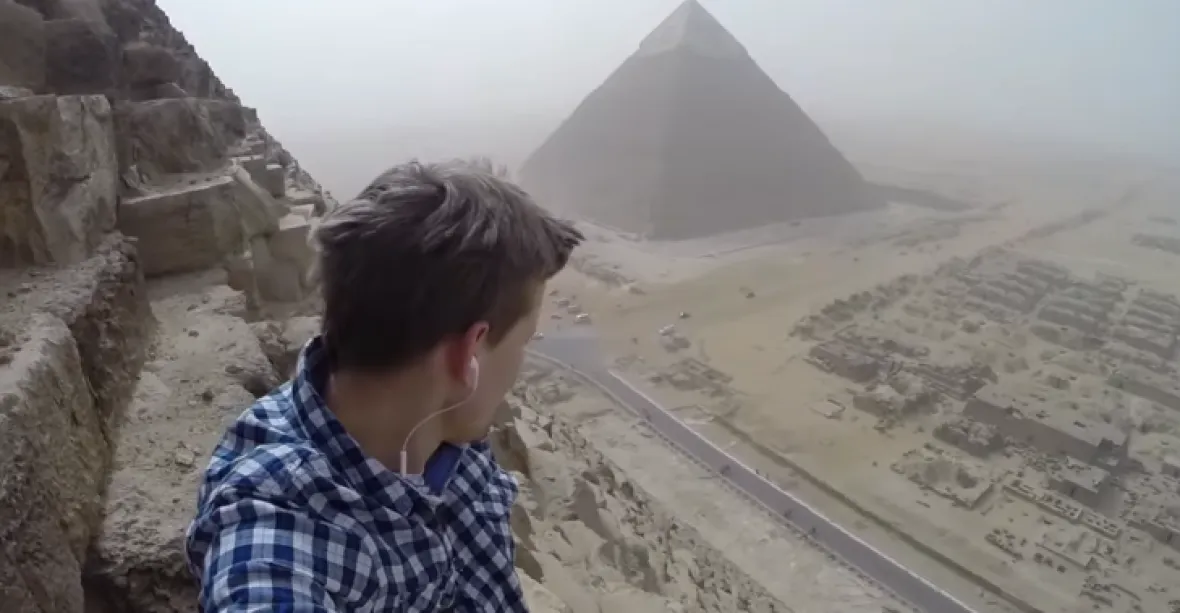 Selfie z vrcholu pyramidy. Odvaha, nebo nebetyčná drzost?