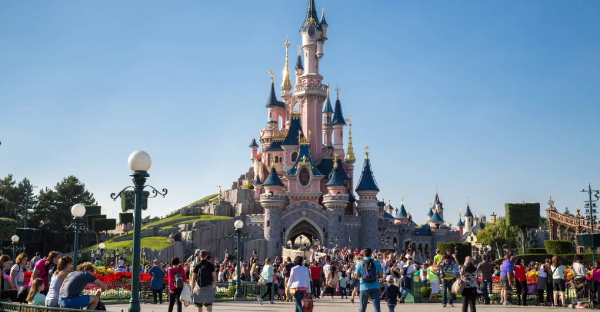 Chystaný útok v Paříži? Policie zadržela ozbrojence v Disneylandu