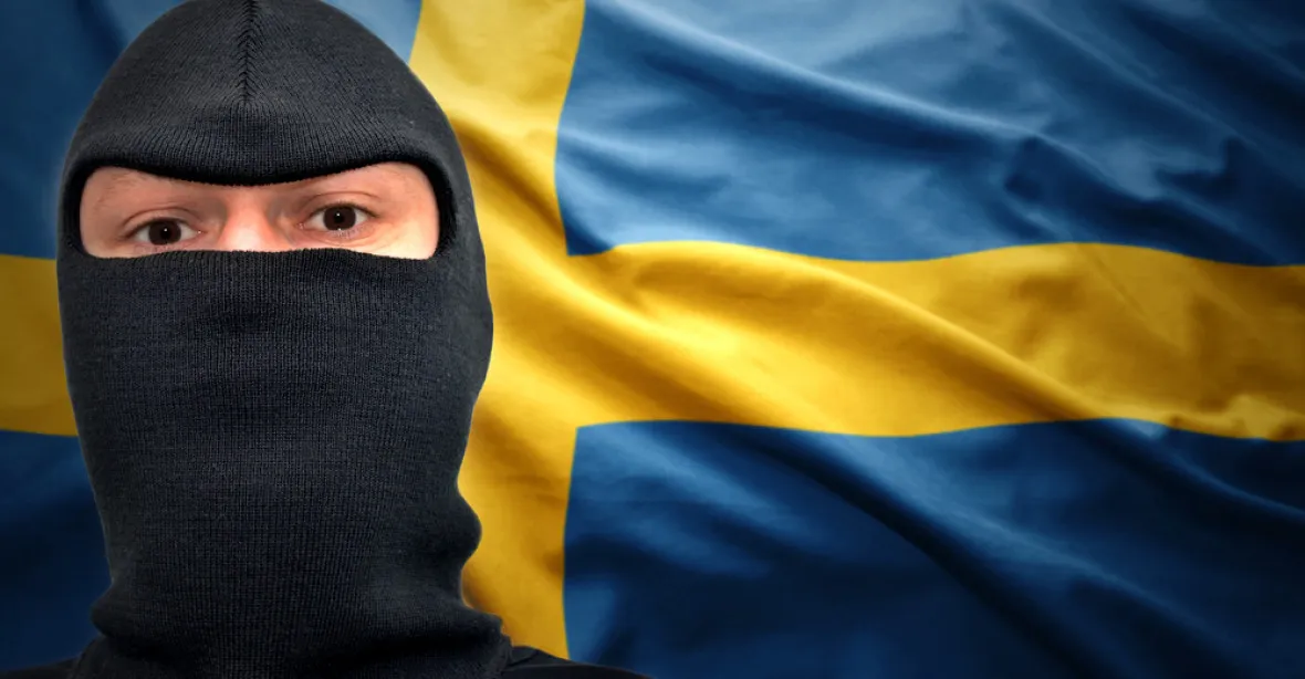 Maskovaní neonacisté ve Stockholmu napadali uprchlíky