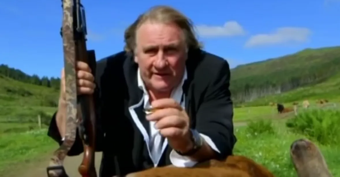 Francie se baví na Depardieuho účet. Díky reklamě s puškou a jelenem