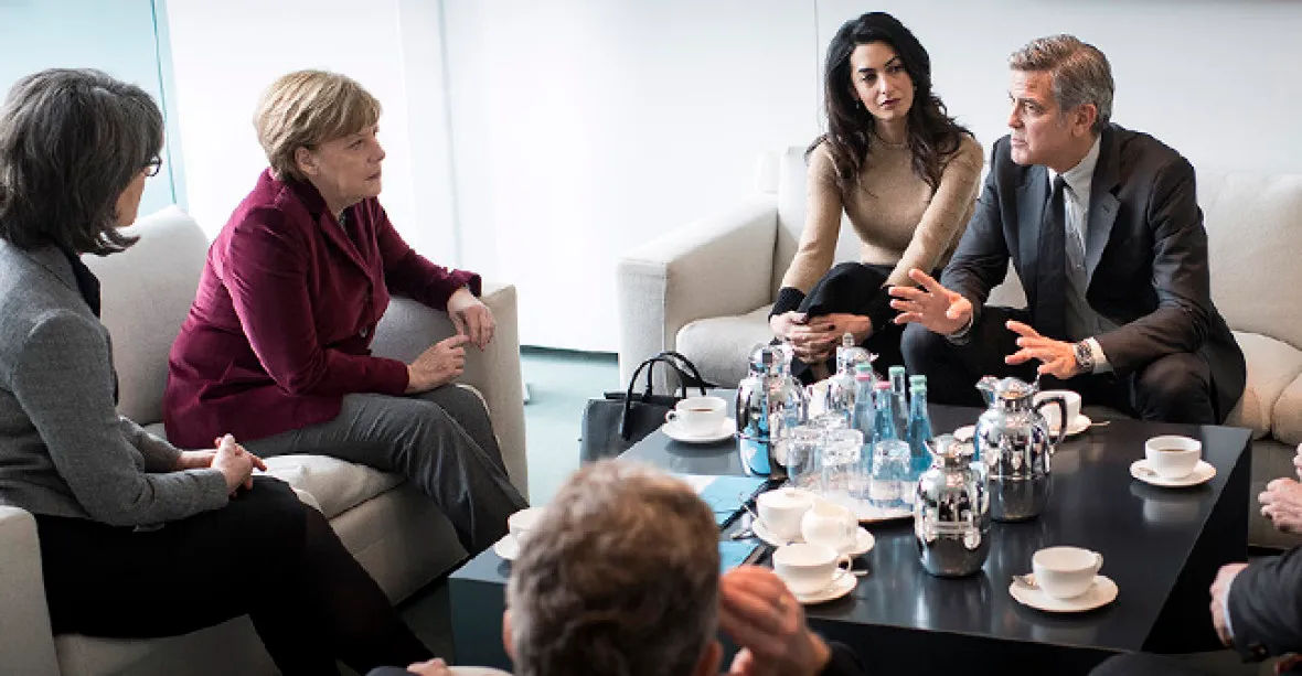 Merkelová řešila s Clooneyem uprchlickou krizi