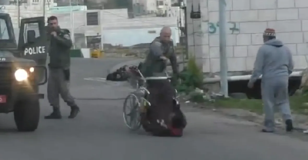 VIDEO: Izraelští vojáci převrhli palestinského vozíčkáře