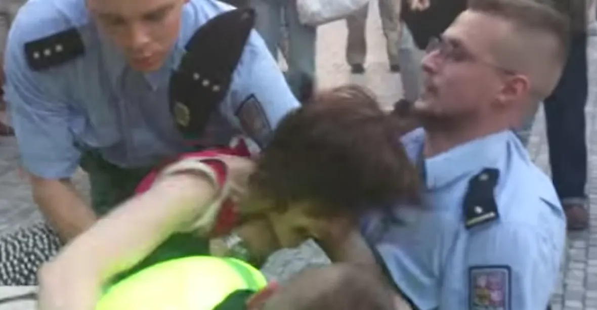 Dohra šibenic: aktivistka má podmínku za napadení policisty