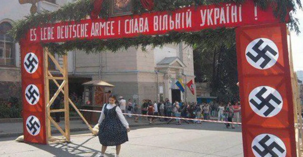 Ruská propaganda jede: Ukrajinci ve Lvově oslavují Hitlera