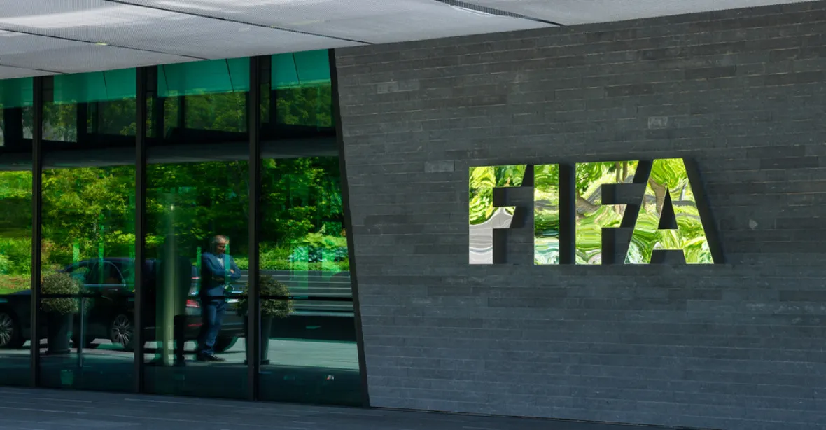 FIFA volí nového šéfa. Bude jím kontroverzní šejk, nebo Platiniho náhradník?