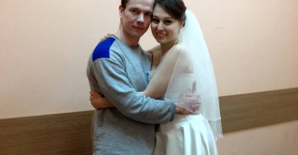 Putinův odpůrce se ve vězení oženil. Snoubenka za ním nemohla