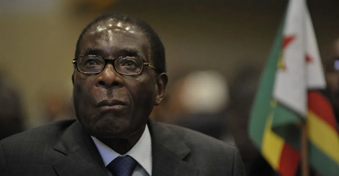 Lidé hladovějí a nesmrtelný Mugabe pořádá opulentní hostinu