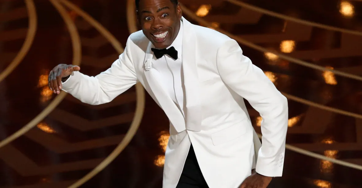 Během Oscarů se řešil rasismus i holá záda. Podívejte se
