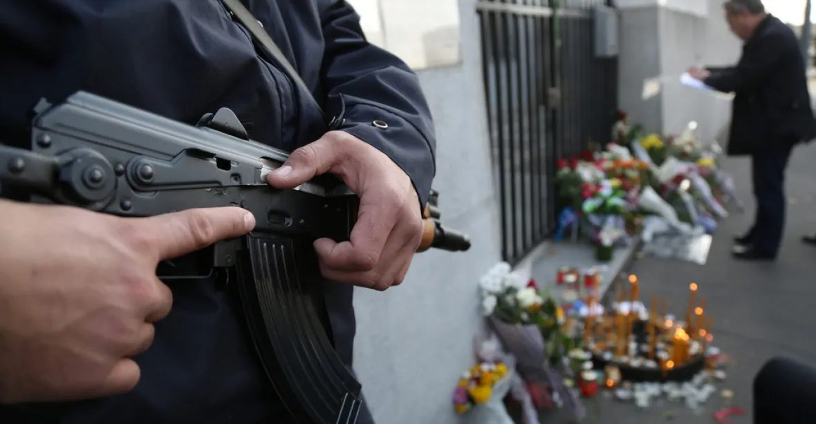 Policisté v pařížských ulicích dostanou nové štíty. Odolají i kalašnikovu