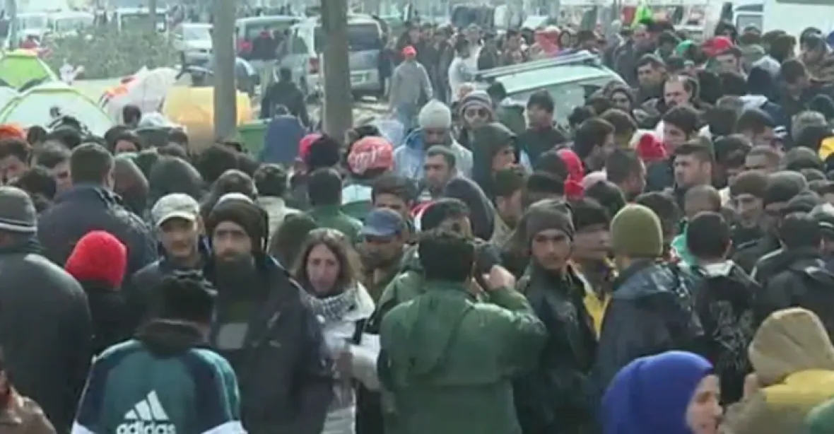 Řecko údajně přesune uprchlíky z makedonské hranice