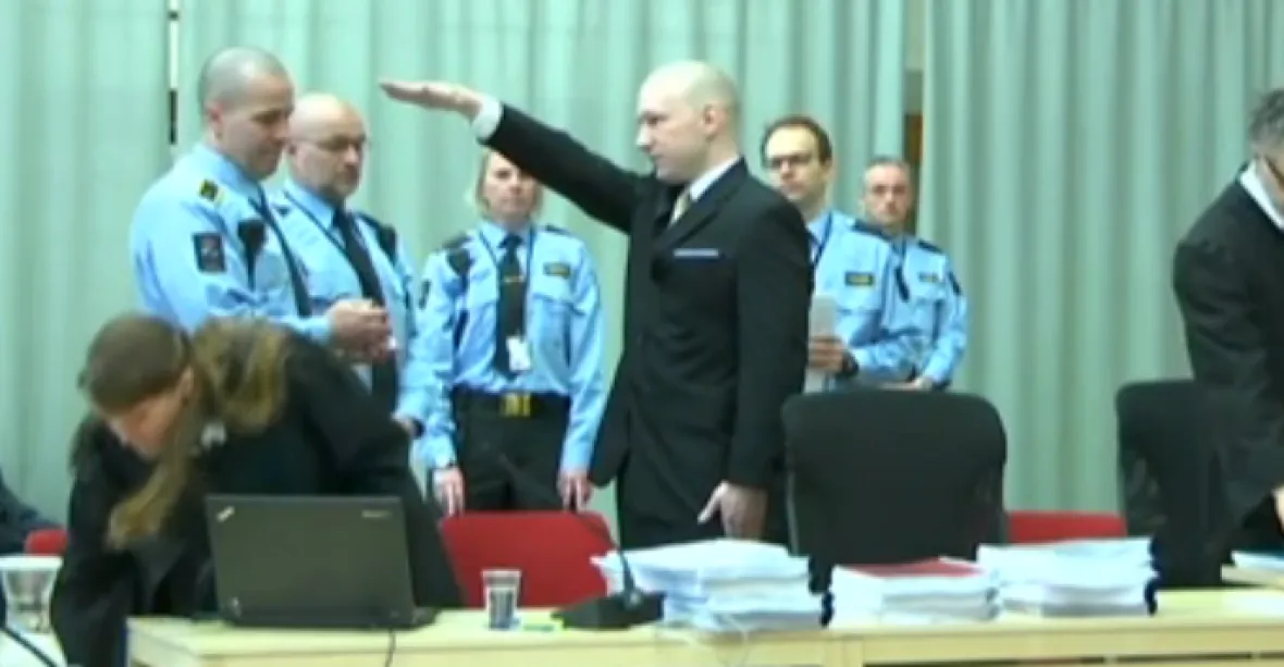 Terorista Breivik pozdravil soud v Norsku zdviženou pravicí