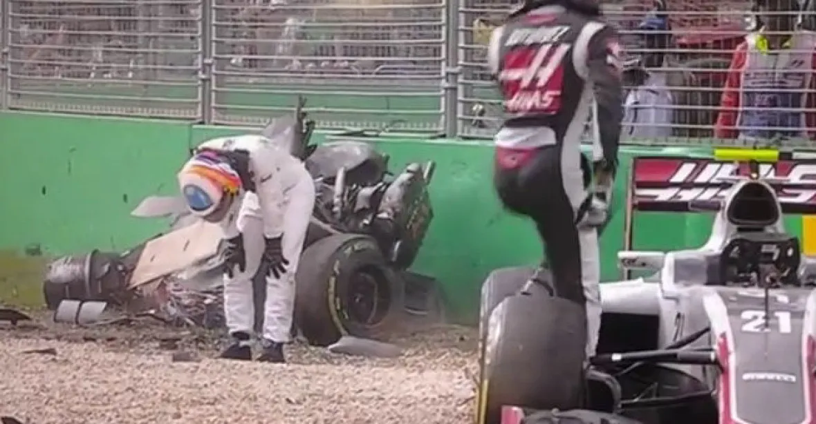 VIDEO: Alonso přežil děsivou nehodu. Formule byla na padrť