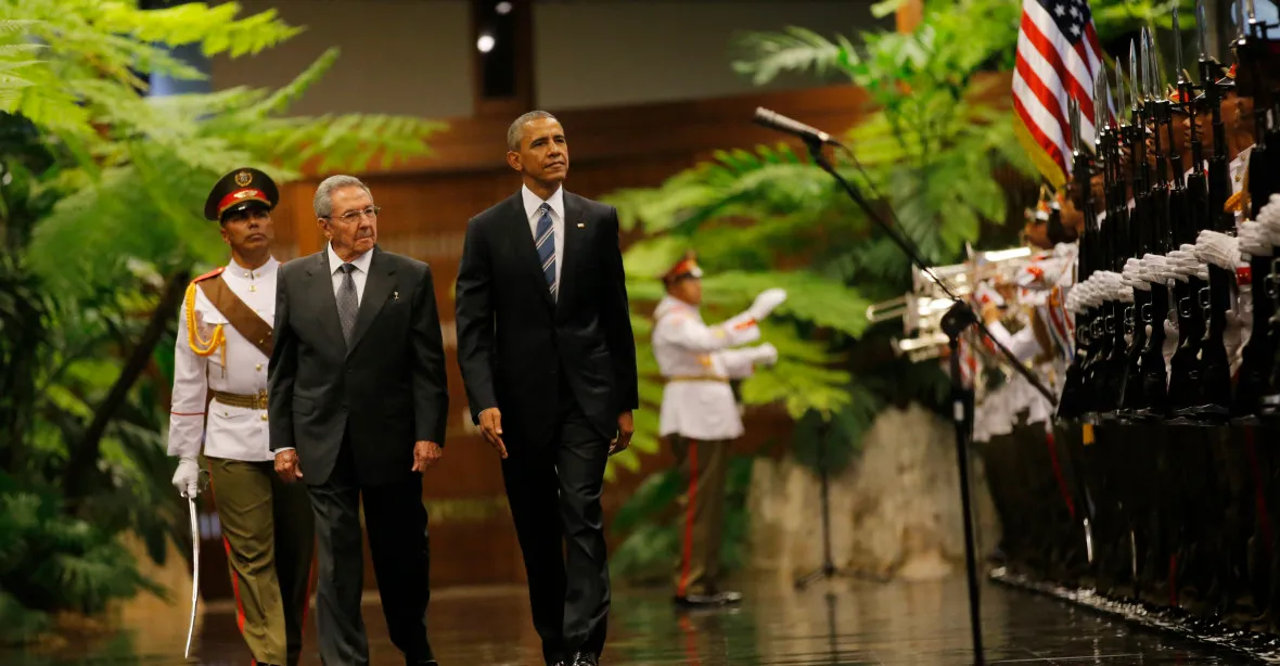 Historický moment: Obama si potřásl rukou s Castrem