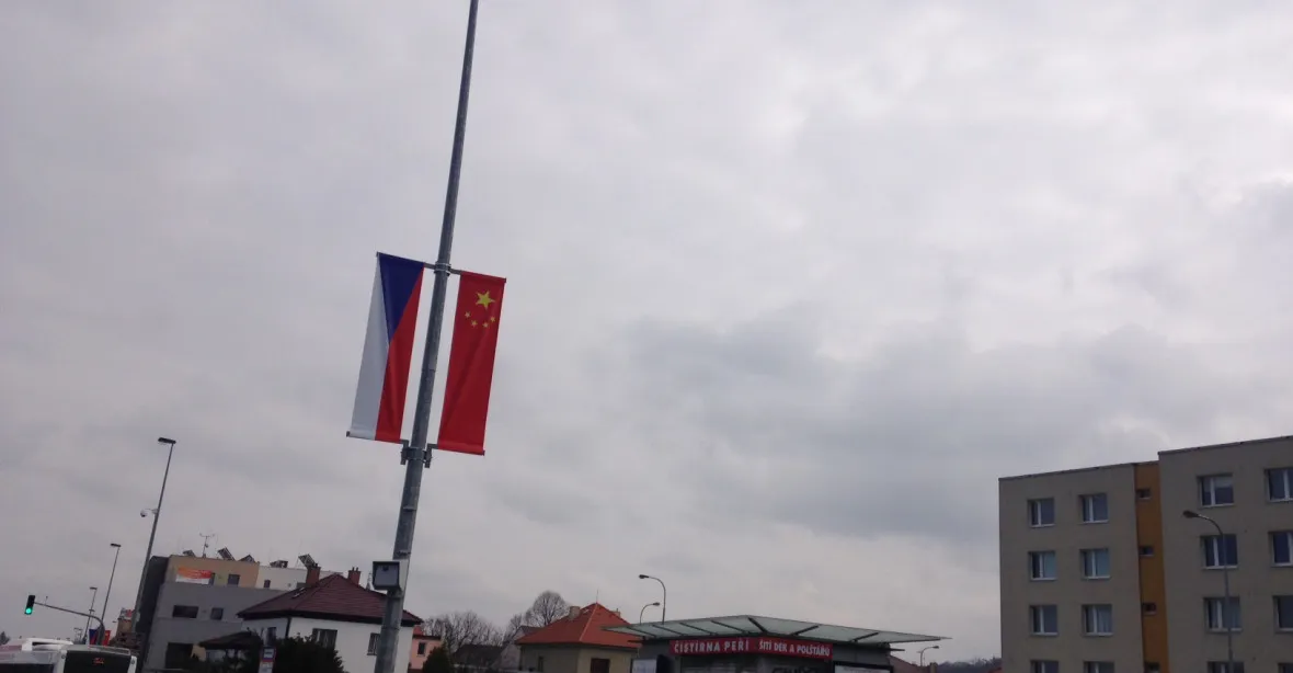 Muž odřezal ze sloupu čínskou vlajku. Starostovi je to sympatické