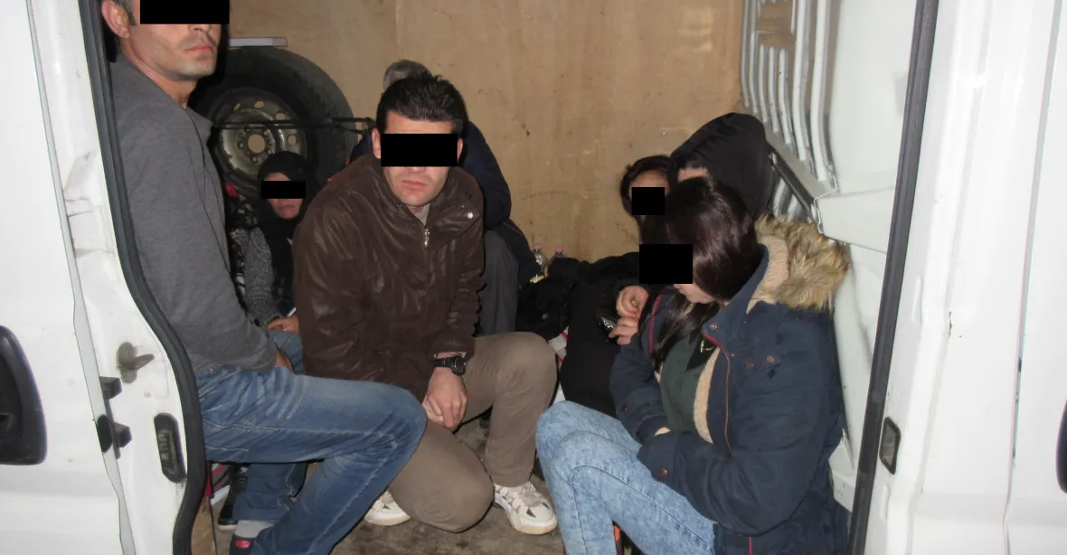 Celníci na Moravě zadrželi převaděče se 17 uprchlíky v dodávce