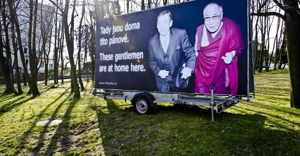 Nebezpečný billboard? Havla s Dalajlamou už řeší policie