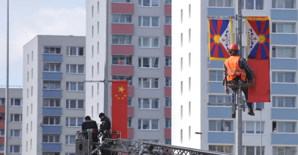 Praha nám zabrala stožáry a povolila čínské vlajky, stěžuje si firma