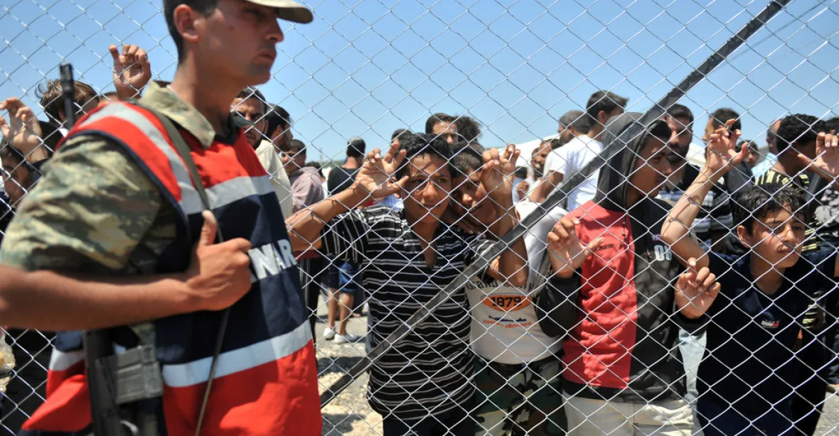 Turci na hranicích střílí po uprchlících. Zabili jich 16, včetně tří dětí