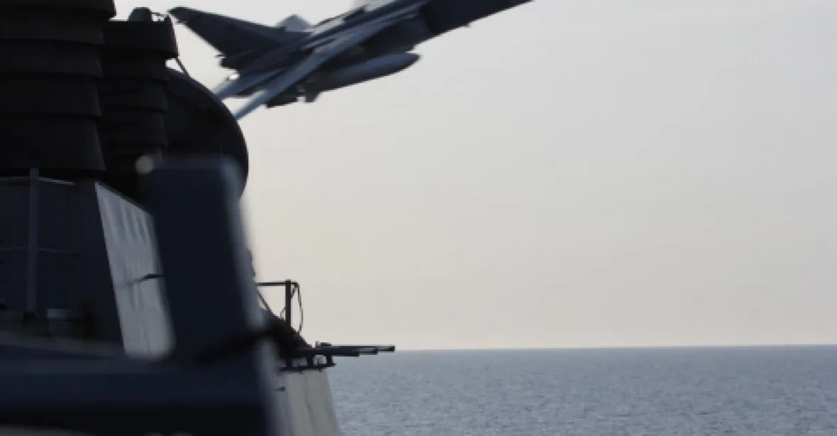 Ruské bitevníky nalétaly na americkou loď. „Je to v pořádku,“ tvrdí Moskva