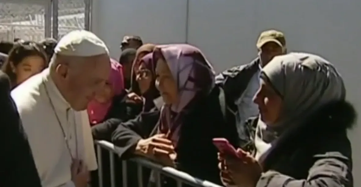 Papež si z Lesbu odváží 12 běženců do Vatikánu