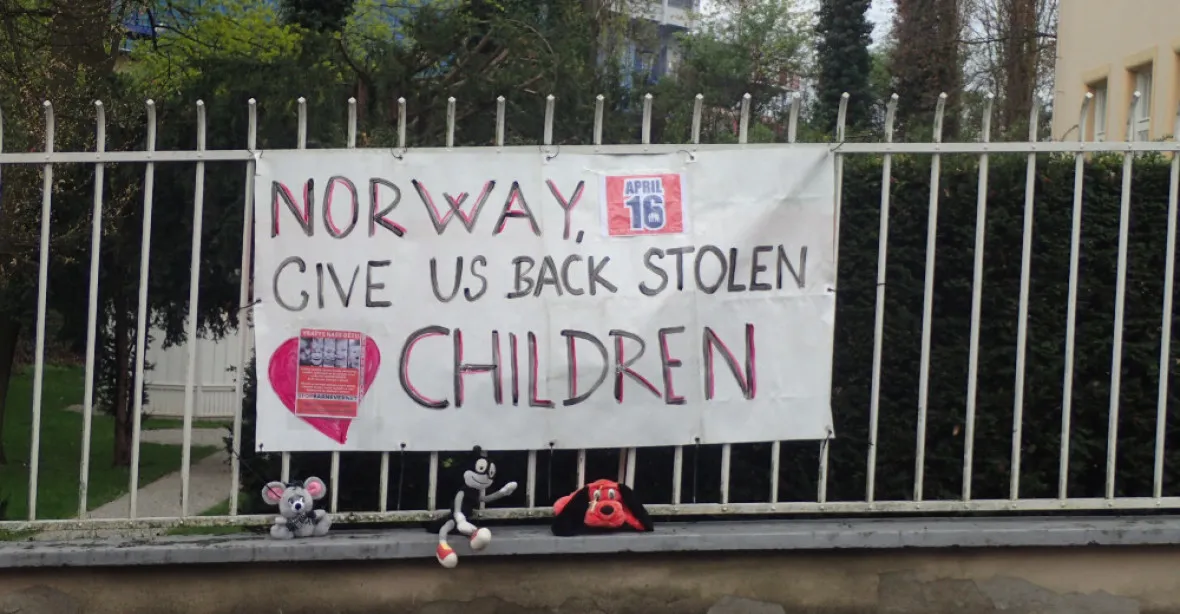 ‚Vraťte ukradené děti!‘ Aktivisté ‚ozdobili‘ vilu norské velvyslankyně